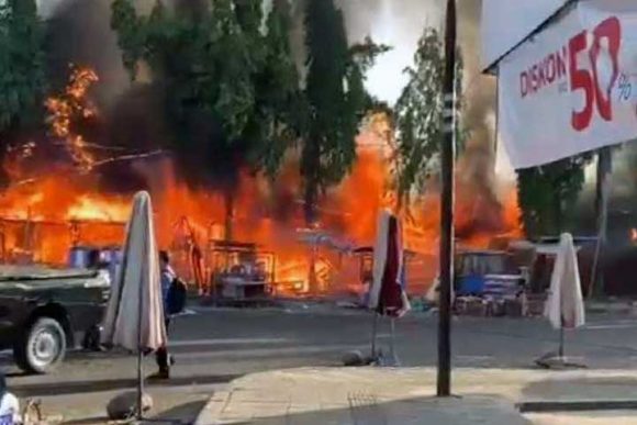 Si Jago Merah Melahap Sejumlah Gerobak dan Tenda Pedagang di Pasar Raya Padang