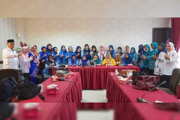 Pimpin Rapat Evaluasi, Ketua TP. PKK Padang Pariaman Yusrita Suhatri Bur Serahkan Hadiah Pemenang Surau Berkah