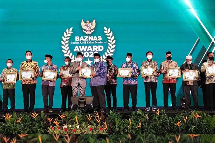 Dukung Gerakan Zakat Indonesia, Bupati Padang Pariaman Raih Anugerah Zakat Award 2022