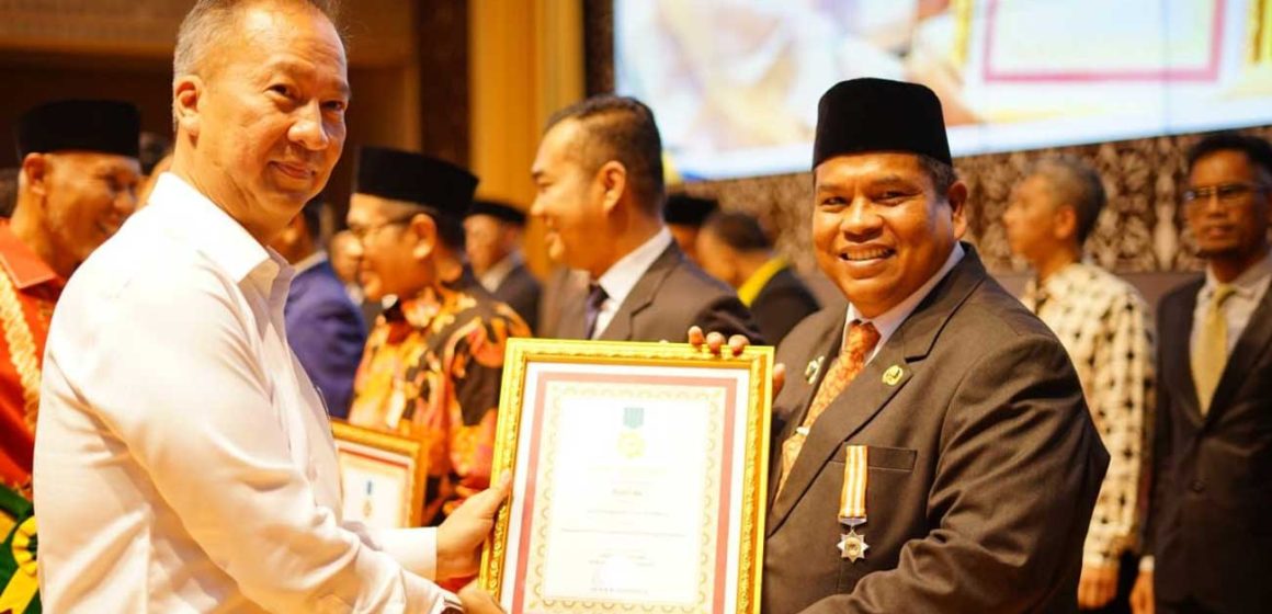 Siap Kembangkan Koperasi di Padang Pariaman, Bupati Suhatri Bur Terima Penghargaan Sebagai Tokoh Penggerak Koperasi Madya