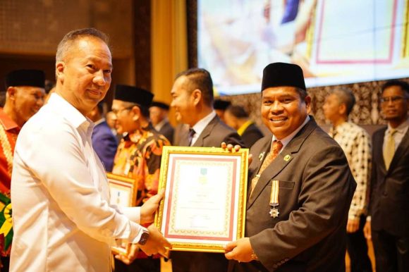 Siap Kembangkan Koperasi di Padang Pariaman, Bupati Suhatri Bur Terima Penghargaan Sebagai Tokoh Penggerak Koperasi Madya