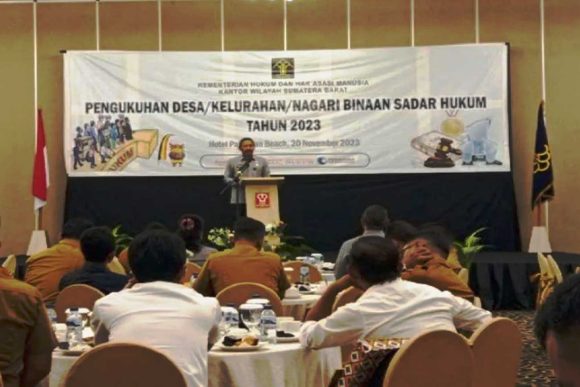Kantor Wilayah Kementerian Hukum dan HAM Sumatra Barat Mengukuhkan 16 Nagari dan Kelurahan Binaan Sadar Hukum 2023