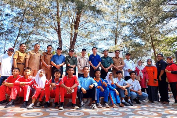 Aksi-Bersih-Pantai-dan-Penanaman-1000-Pohon-oleh-Apical-Group-dan-Pemda-Padang-Pariaman Aksi Bersih Pantai dan Penanaman 1000 Pohon oleh Apical Group dan Pemda Padang Pariaman