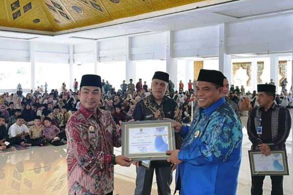 Bupati Suhatri Bur Serahkan Bantuan Beasiswa untuk 445 Hafidz