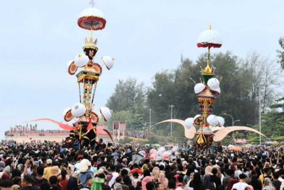 Hoyak Tabuik di Kota Pariaman: Tradisi Mengagumkan yang Memikat Wisatawan