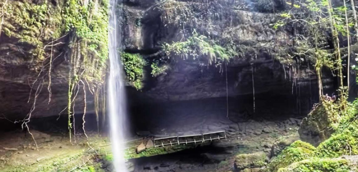 Menyusuri Keindahan Air Terjun Lubuak Bulan di Sumatera Barat