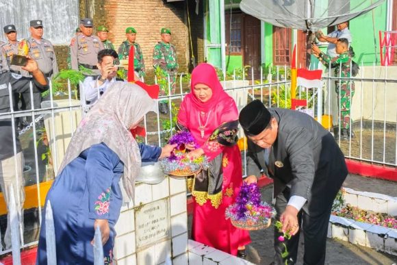 Penghormatan Kepada Bahauddin dan Moehammad Noer di Makam Pahlawan Batang Tapakih Padang Pariaman