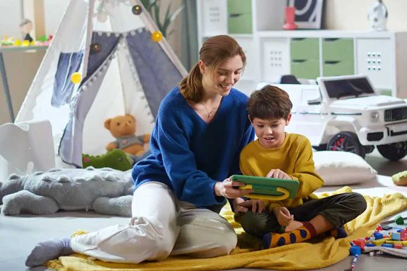 Tips Memastikan Anak Mengelola Waktu Bermain HP dengan Bijak