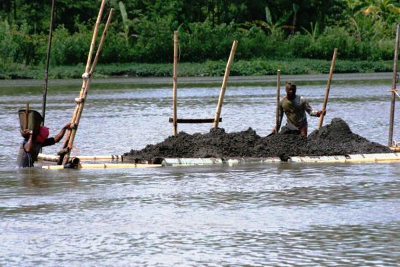 Pengelolaan Pasir Tradisional di Sungai Batang Anai: Keseimbangan antara Pencarian Sumber Penghidupan dan Pelestarian Lingkungan