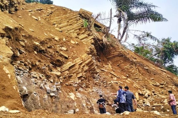 Alat Berat di Sekitar Objek Cagar Budaya: Bebatuan Kekar Kolom Menunggu Nasibnya di Padang Pariaman