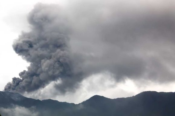3.-Gunung-Marapi-Kembali-Bergemuruh Gunung Marapi Kembali Bergemuruh, Dentuman Keras dan Letusan Membuat Warga Terkejut