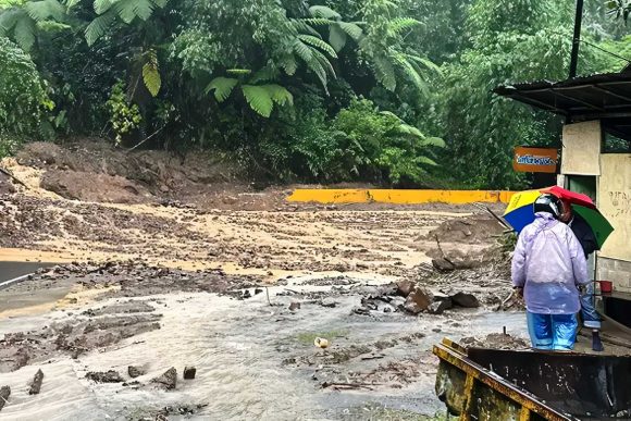 3.-Liburan-Natal-dan-Tahun-Baru-Masyarakat-Riau-ke-Sumbar-Terhambat-Longsor-di-Jalan-Lintas-Riau Liburan Natal dan Tahun Baru Masyarakat Riau ke Sumbar Terhambat Longsor di Jalan Lintas Riau-Sumbar