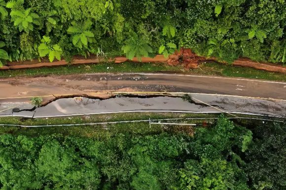 Hujan Lebat Picu Longsor, 30 Titik Jalan Sumatera Barat-Riau Tertimbun Material