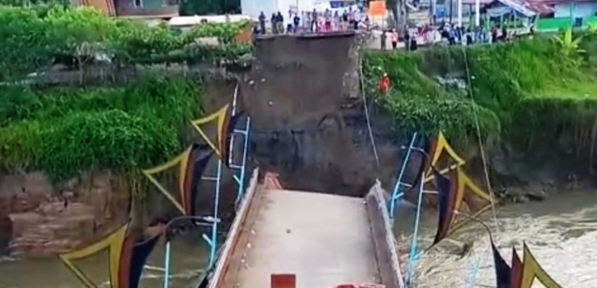 Ambruknya Jembatan Kayu Gadang, Lubuk Alung, Apa Penyebabnya?