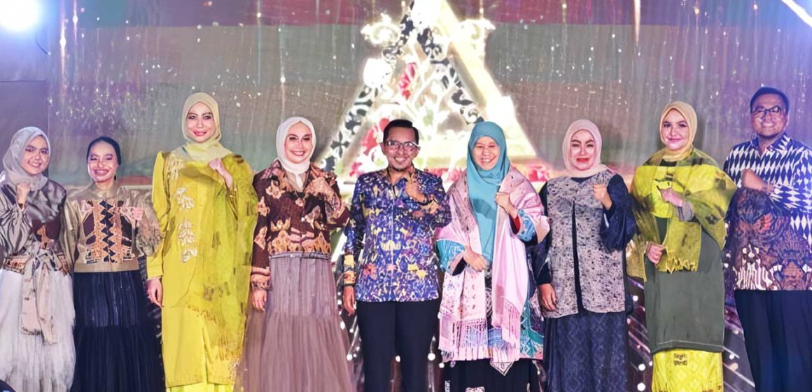 Sun Summit Menggelar Fashion Show Bertemakan Tigo Tungku Sajarangan: Etnik Minangkabau dengan Sentuhan Modern