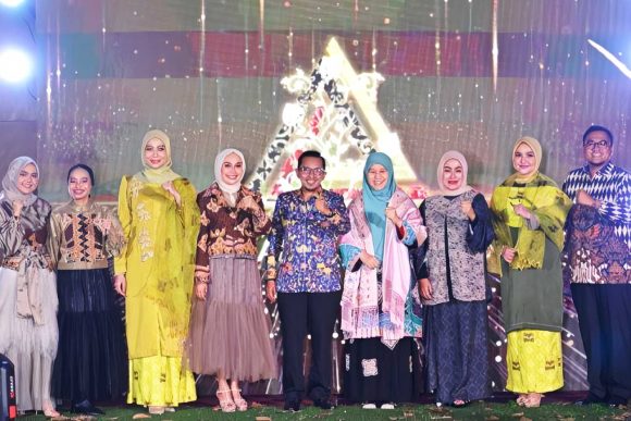 Sun Summit Menggelar Fashion Show Bertemakan Tigo Tungku Sajarangan: Etnik Minangkabau dengan Sentuhan Modern