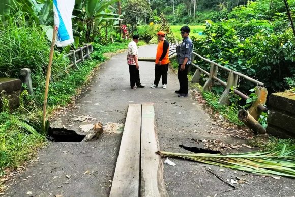 Jembatan Surau Belo Mengalami Kerusakan Parah Akibat Banjir, Hanya Sepeda Motor yang Diperbolehkan Melewati