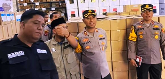 2.-Pemeriksaan-Gudang-Logistik-KPU-Padang-Pariaman-oleh-Kapolres-Ahmad-Faisol-Amir-Menjelang-Pemilu-2024 Pemeriksaan Gudang Logistik KPU Padang Pariaman oleh Kapolres Ahmad Faisol Amir Menjelang Pemilu 2024