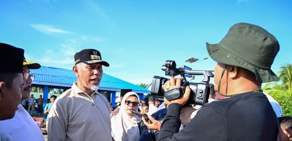 Mahyeldi Dorong Nelayan Sumbar Manfaatkan Gerai Terpadu Perizinan Kapal Perikanan: Memudahkan dan Cepat Mahyeldi Dorong Nelayan Sumbar Manfaatkan Gerai Terpadu Perizinan Kapal Perikanan: Memudahkan dan Cepat