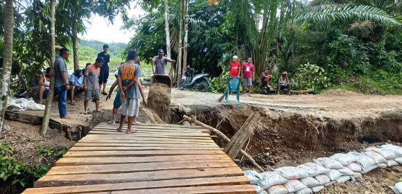 Gotong Royong Masyarakat Korong Tanjung: Bangun Jembatan Darurat untuk Atasi Kesulitan Akses