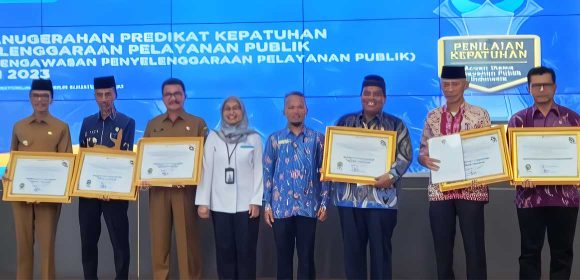 Padang-Pariaman-Raih-Penghargaan-Tingkat-Kabupaten-untuk-Kualitas-Pelayanan-Publik-Tahun-2023 Padang Pariaman Raih Penghargaan Tingkat Kabupaten untuk Kualitas Pelayanan Publik Tahun 2023