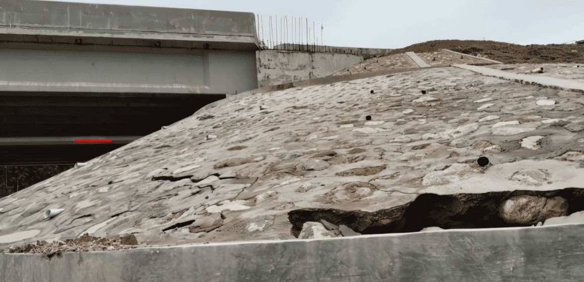 Kondisi Penyangga Jembatan Padang Sicincin Tuai Kontroversi