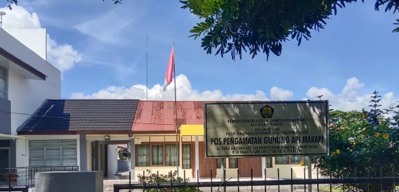 Erupsi Gunung Marapi Sambut Pagi di Sumatera Barat