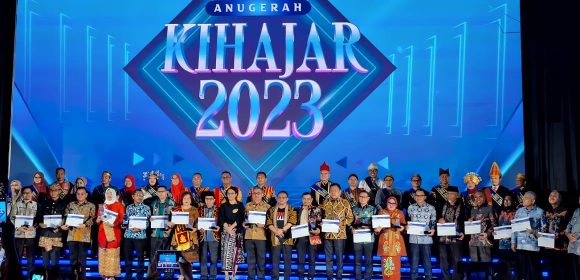 Sumatera Barat Borong Penghargaan di Anugrah Ki Hajar 2023 Sumatera Barat Borong Penghargaan di Anugrah Ki Hajar 2023