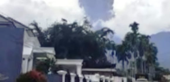 Gunung Marapi Kembali Erupsi: Masyarakat Diminta Waspada dan Tidak Masuk Radius 4.5 km Gunung Marapi Kembali Erupsi: Masyarakat Diminta Waspada dan Tidak Masuk Radius 4.5 km