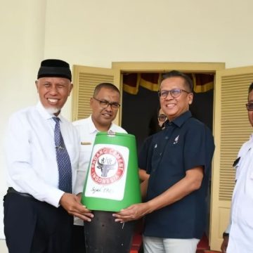 Semen Padang Serahkan Alat Olah Sampah ke Pemprov Sumbar