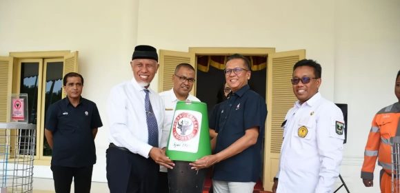 Semen Padang Serahkan Alat Olah Sampah ke Pemprov Sumbar Semen Padang Serahkan Alat Olah Sampah ke Pemprov Sumbar
