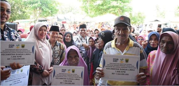 Bupati Suhatri Bur Lounching Penyerahan BST dan MRP Bantuan yang Membuat Beda di Padang Pariaman Bupati Suhatri Bur Lounching Penyerahan BST dan MRP Bantuan yang Membuat Beda di Padang Pariaman