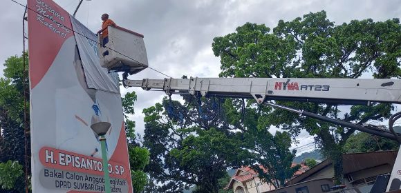 Penertiban Alat Peraga Kampanye oleh Bawaslu Padang Pariaman Menjelang Masa Tenang Pemilu 2024