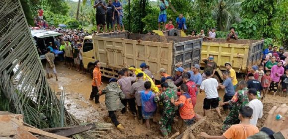 Bencana Banjir dan Longsor Melanda Sumatera Barat Sebuah Laporan Informal Bencana Banjir dan Longsor Melanda Sumatera Barat Sebuah Laporan Informal