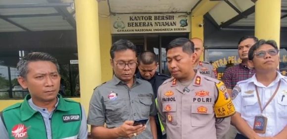 Mobil Bupati Padang Pariaman Alami Kecelakaan Tunggal Diduga Hindari Sepeda Motor, Suhatri Bur Selamat dengan Luka Tangan Mobil Bupati Padang Pariaman Alami Kecelakaan Tunggal Diduga Hindari Sepeda Motor, Suhatri Bur Selamat dengan Luka Tangan