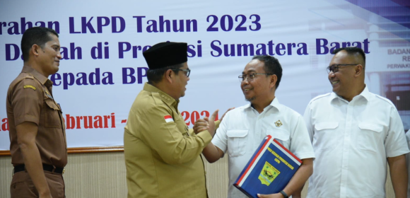Bupati Padang Pariaman Sampaikan LKPD 2023, Targetkan Opini WTP ke-11 Bupati Padang Pariaman Sampaikan LKPD 2023, Targetkan Opini WTP ke-11