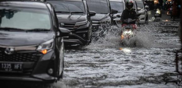 Banjir Kembali Menggenangi Jakarta: Sebelas Ruas Jalan dan Tiga RT Terkena Dampak