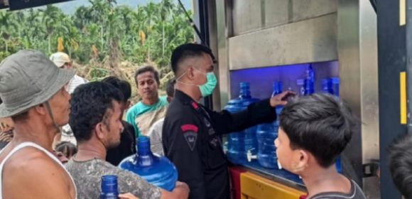 Langkah Cepat Dansat Brimob Sumbar: Kendaraan Water Treatment Bantu Atasi Kekurangan Air Bersih Pasca Banjir di Pesisir Selatan
