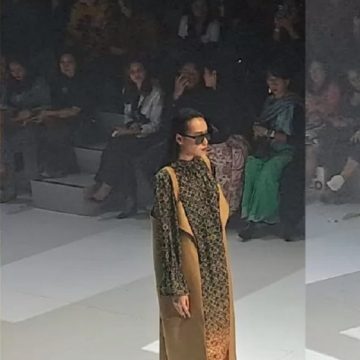 Tampil Trendi dengan Batik Tips Simpel dari Plaza Indonesia Fashion Week 2024