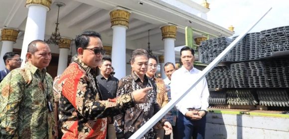 Tanggap Bencana: Pemerintah Provinsi Jawa Timur Terima Bantuan Baja Ringan untuk Rehabilitasi Pasca Gempa