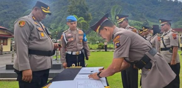 Upacara Serah Terima Jabatan di Polres Padang Panjang Langkah Strategis untuk Penyegaran Organisasi Upacara Serah Terima Jabatan di Polres Padang Panjang: Langkah Strategis untuk Penyegaran Organisasi