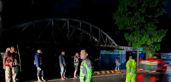 Banjir Lahar Dingin Hambat Arus Lalu Lintas di Simpang Aia Angek, Tanah Datar Situasi Saat Ini dan Imbauan Keselamatan Banjir Lahar Dingin Hambat Arus Lalu Lintas di Simpang Aia Angek, Tanah Datar: Situasi Saat Ini dan Imbauan Keselamatan