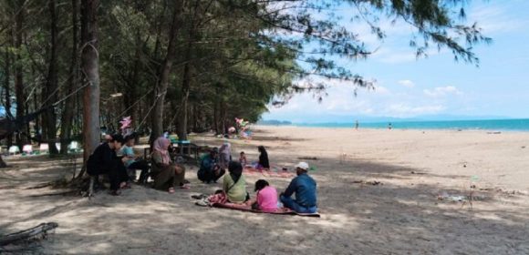 Liburan Seru di Pantai Tiram, Destinasi Keluarga Asyik di Ulakan Tapakis