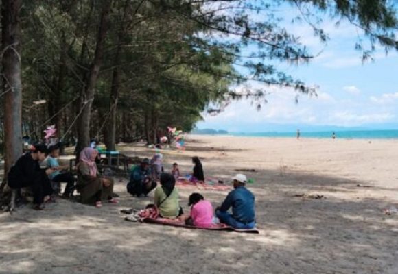 Liburan Seru di Pantai Tiram, Destinasi Keluarga Asyik di Ulakan Tapakis