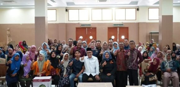 Memperkuat Ekonomi Lokal: Bupati Solok Serahkan Bantuan Alat Usaha untuk Pelaku UMKM