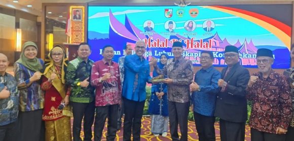 Membangun Persaudaraan dan Pembangunan: Sorotan dari Acara Halal Bi Halal IKLS di Pekanbaru Membangun Persaudaraan dan Pembangunan: Sorotan dari Acara Halal Bi Halal IKLS di Pekanbaru
