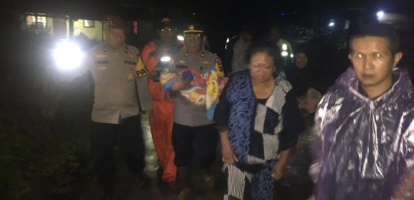 Tim Gabungan Evakuasi Korban Banjir di Pasaman Barat Kepedulian dan Solidaritas dalam Menghadapi Bencana Alam Tim Gabungan Evakuasi Korban Banjir di Pasaman Barat: Kepedulian dan Solidaritas dalam Menghadapi Bencana Alam