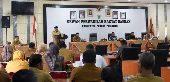 Bupati Padang Pariaman Suhatri Bur sampaikan dokumen pengantar Rencana Pembangunan Jangka Panjang Daerah (RPJPD) Tahun 2025-2045 Dalam rapat Paripurna DPRD Padang Pariaman
