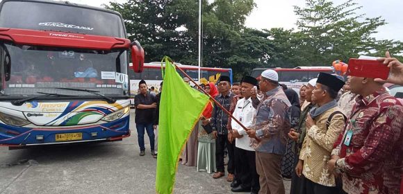 Bupati-Suhatri-Bur-Melepas-Keberangkatan-Jemaah-Haji-Asal-Padang-Pariaman
