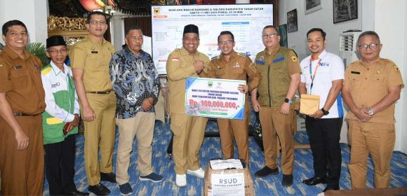 Bupati Suhatri Bur Serahkan Bantuan Untuk Korban Banjir Bandang